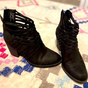 🦋 Suede Ankle Boots, with Criss-Cross design on top, Black, Size: 6